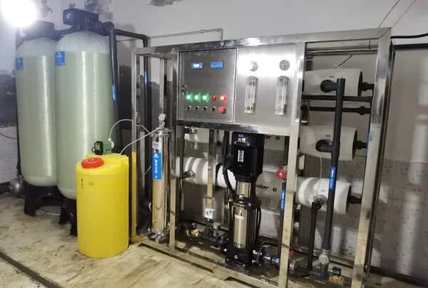 Compact stainless-steel reverse-osmosis system and pretreatment vessel for food-processing potable water
