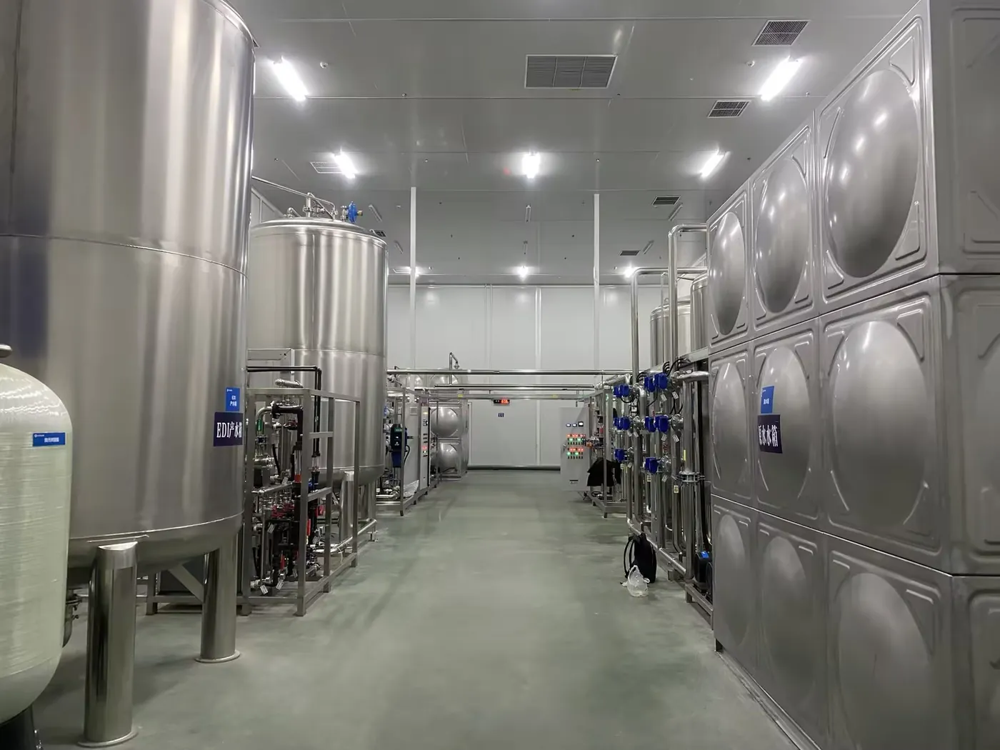 Stainless-steel EDI product-water tank and distribution equipment in a battery manufacturing water room
