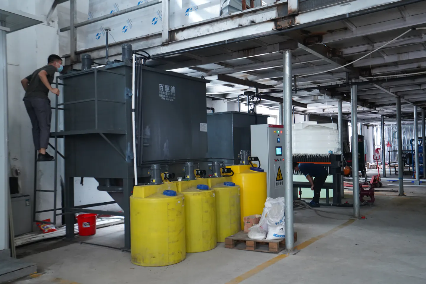 Metal wastewater treatment equipment with reaction tanks and a plate-and-frame filter press